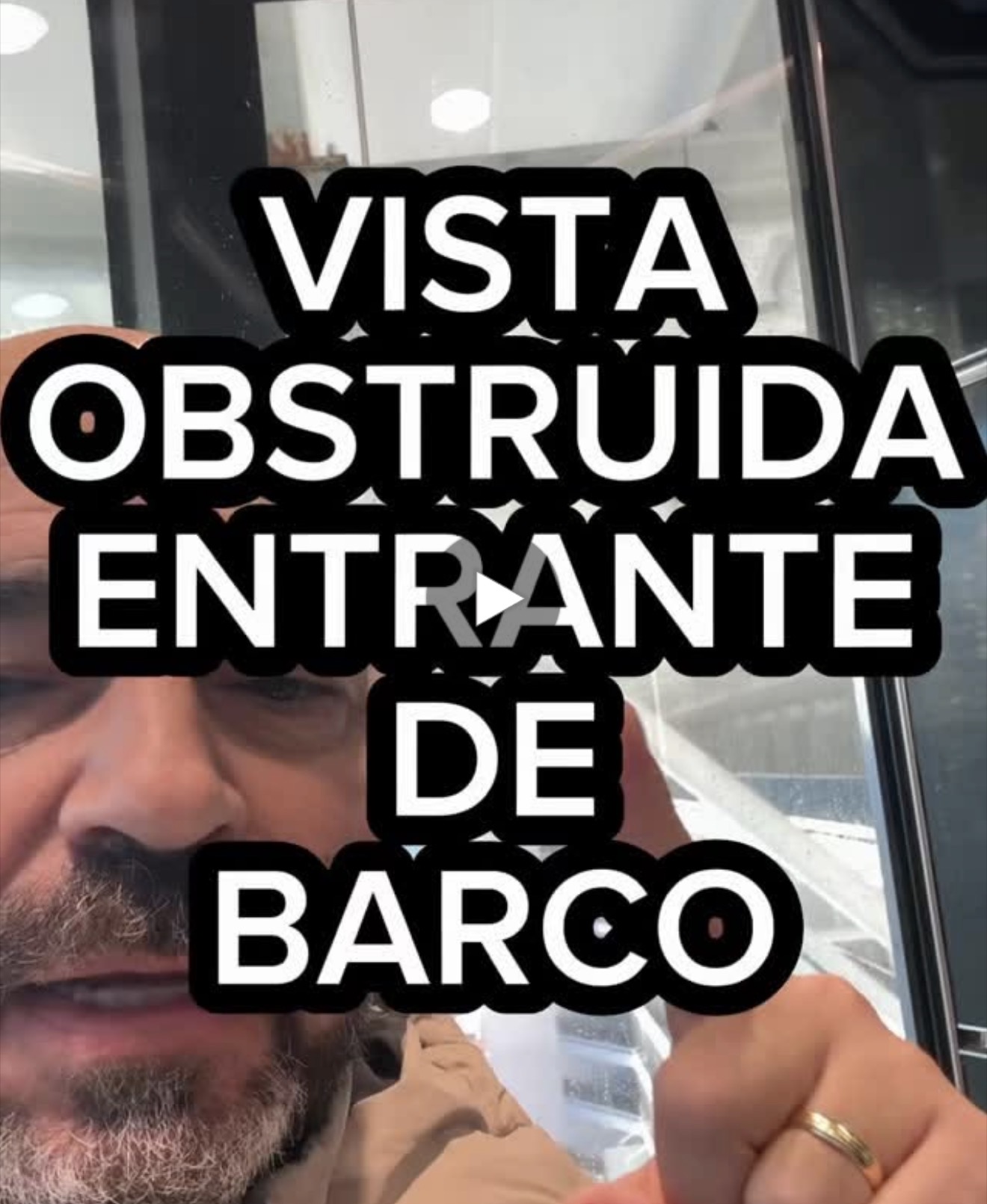 Vista obstruida entrante de barco